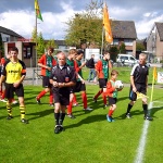 Het grote moment , met de spelers en scheidsrechter het veld op
